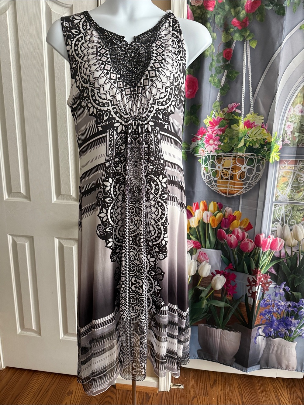 Black and White Sleeveless Midi Dress
